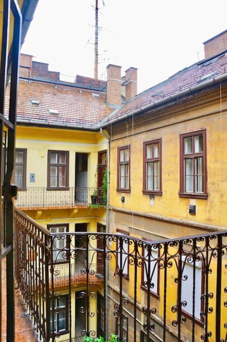 Bright And Cozy - City Center Apt Budapeste Exterior foto