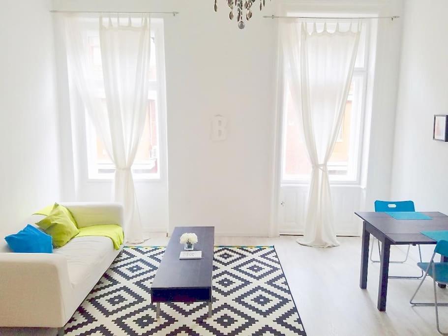 Bright And Cozy - City Center Apt Budapeste Exterior foto